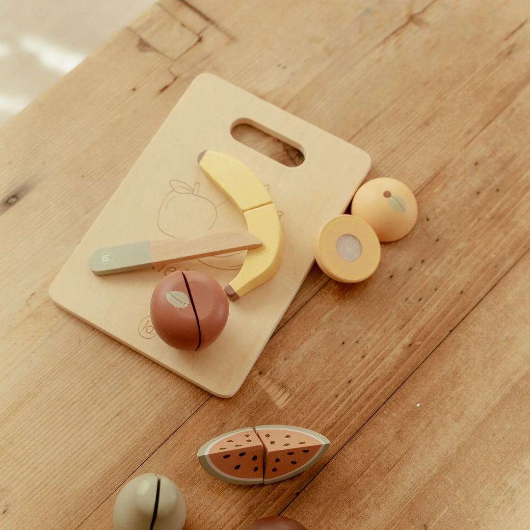 Little Dutch Cutting Fruit