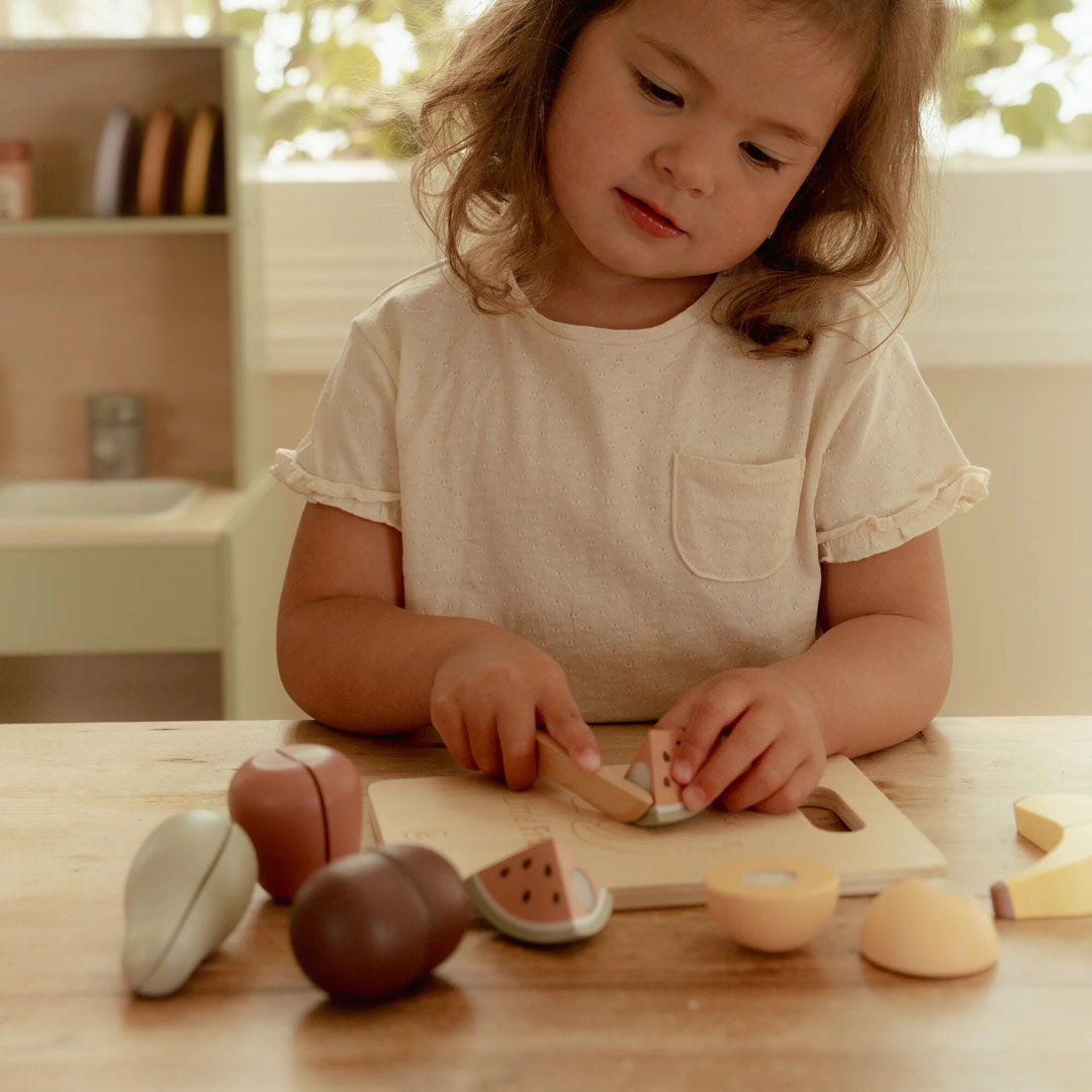 Little Dutch Cutting Fruit