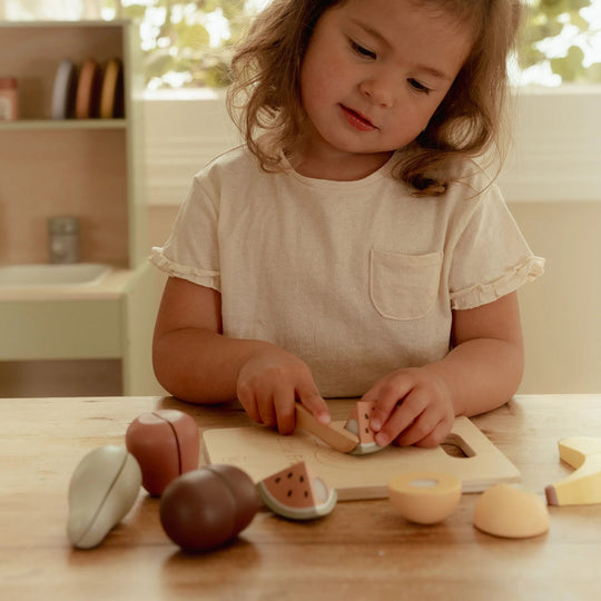 Little Dutch Cutting Fruit