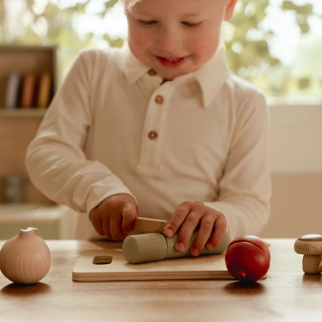 Little Dutch Cutting Vegetables